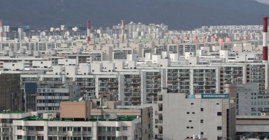 지난해 상반기와 비교해 서울 25개구 중 집값이 잡힌 곳은 한 곳도 없는 것으로 나타났다. 사진은 올해 상반기 서울에서 아파트 값 변동률이 큰 폭으로 오른 노원구 일대 아파트 단지들의 모습. <연합뉴스>